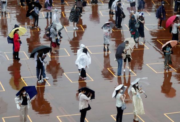 Visitors practice social distancing while waiting to enter the park in the poor weather during the reopening of Tokyo Disneyland along with Tokyo DisneySea, which closed for months due to the coronavirus disease (COVID-19) outbreak, at the entrance gate of Tokyo DisneySea in Urayasu, east of Tokyo, Japan July 1, 2020. (REUTERS) Visitors practice social distancing while waiting to enter the park in the poor weather during the reopening of Tokyo Disneyland along with Tokyo DisneySea, which closed for months due to the coronavirus disease (COVID-19) outbreak, at the entrance gate of Tokyo DisneySea in Urayasu, east of Tokyo, Japan July 1, 2020. (REUTERS)