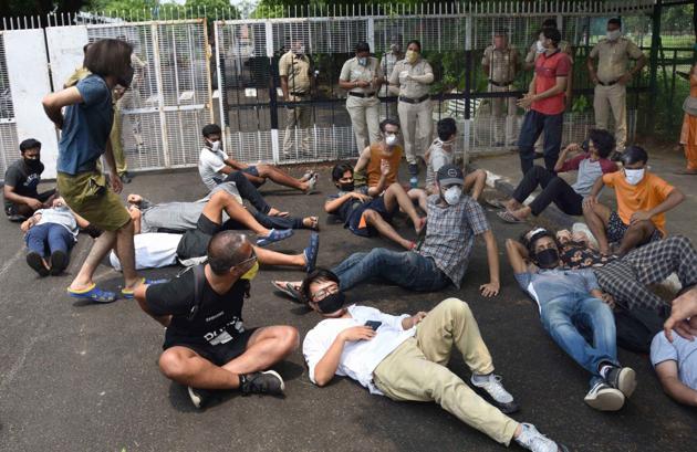 Panjab University students protesting outside the vice-chancellor’s office on Friday (KESHAV SINGH/HT) Panjab University students protesting outside the vice-chancellor’s office on Friday (KESHAV SINGH/HT)