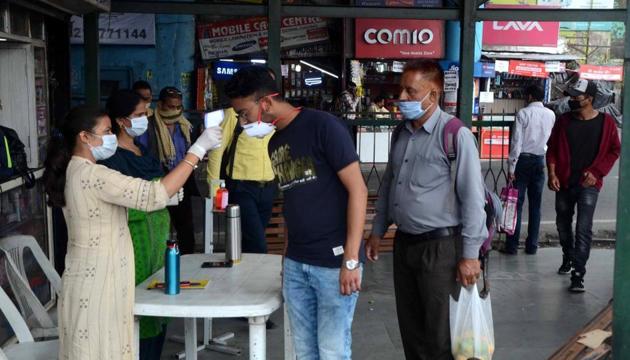 Residents being checked for coronavirus infection in Shimla even as Himachal Pradesh’s Covid-19 count mounted to 1,016 cases with two more residents of Chamba testing positive on Friday. (Deepak Sansta/HT) Residents being checked for coronavirus infection in Shimla even as Himachal Pradesh’s Covid-19 count mounted to 1,016 cases with two more residents of Chamba testing positive on Friday. (Deepak Sansta/HT)
