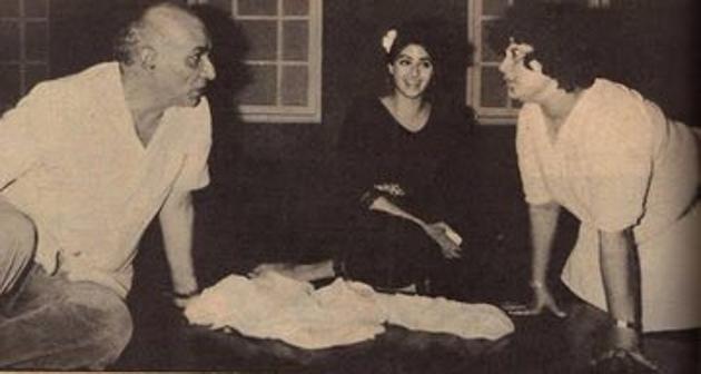 Saroj got her first break as an independent choreographer with Geeta Mera Naam in 1974. Here she is seen with Sridevi and filmmaker Yash Chopra on the sets of Chandni.