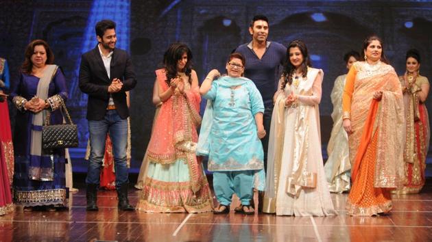 Singer Shibani Kashyap and choreographer Saroj Khan and dancer Sandip Soparrkar at a fashion show in Mumbai on January 18, 2015. (HT Archive) 