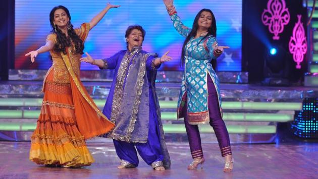 Saroj Khan seen with dancing actor Juhi Chawla and choreographer Vaibhavi Merchant on Jhalak Dikhala Jaa . Her signature moves in Hawa Hawai, Chandni, Tama Tamma, Ye Ishq Haaye, Ek Do Teen, Dola Re Dola and Dhak Dhak Karne Laga are remembered to this day.  (HT Archive) 