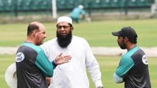 Pakistan cricket chief selector Inzamam-ul-Haq (C) talks with team coach Mickey Arthur (L) and captain Sarfraz Ahmed during the team practise at the Gaddafi stadium in Lahore on September 4, 2018.(AFP)