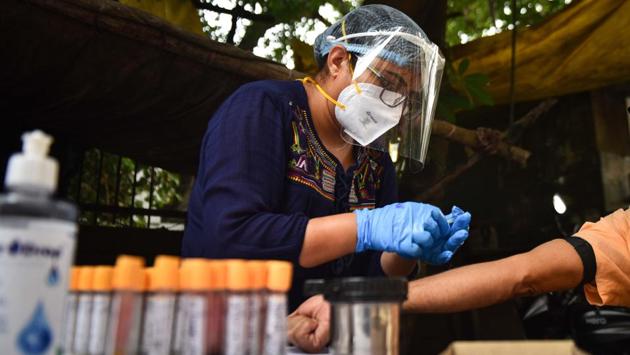 A medical personnel prepares to collect a blood sample during a serological survey in Sarai Rohilla. Three types of tests are currently being conducted in Delhi. RT-PCR test, a confirmatory test whose results come in after a minimum of five hours; rapid antigen test -- highly accurate in identifying positive cases where the results take 30 minutes to come and antibody tests, as part of the serological survey in Delhi to understand the extent of viral spreads. (Sanchit Khanna / HT Photo) 