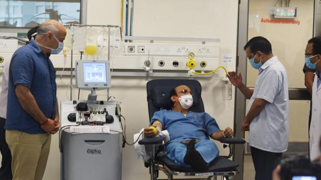 Delhi Chief Minister Arvind Kejriwal and Deputy Chief Minister Manish Sisodia interact with a plasma donor at Institute of Liver and Biliary Sciences (ILBS) in New Delhi(Vipin Kumar/HT PHOTO)