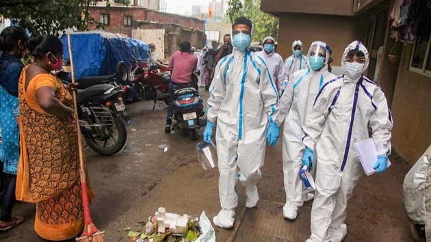 Healthcare workers wearing PPE suits arrive to carry out medical checkups of the residents living in the COVID-19 hotspot areas, at Malad in Mumbai on Thursday.(PTI Photo) Healthcare workers wearing PPE suits arrive to carry out medical checkups of the residents living in the COVID-19 hotspot areas, at Malad in Mumbai on Thursday.(PTI Photo)