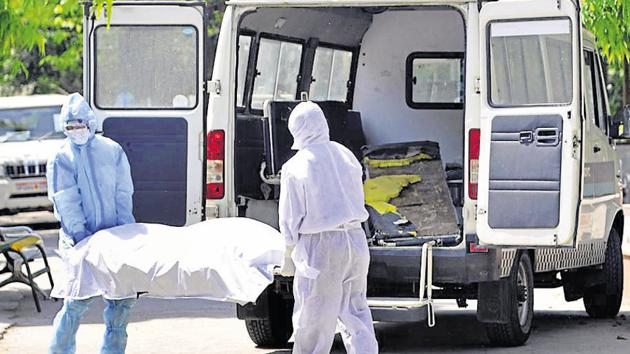 Fresh videos of alleged mishandling of bodies of Covid patients has surfaced in Karnataka. (HT Photo/Representative use) Fresh videos of alleged mishandling of bodies of Covid patients has surfaced in Karnataka. (HT Photo/Representative use)