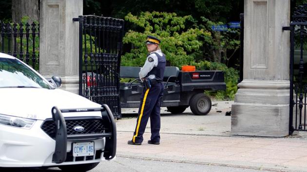 A police officer stands near a damaged gate at Rideau Hall, the property where Canadian Prime Minister Justin Trudeau lives, after an armed man rammed the gate with a pickup truck to gain access to the grounds in Ottawa on Thursday. (Reuters Photo) A police officer stands near a damaged gate at Rideau Hall, the property where Canadian Prime Minister Justin Trudeau lives, after an armed man rammed the gate with a pickup truck to gain access to the grounds in Ottawa on Thursday. (Reuters Photo)