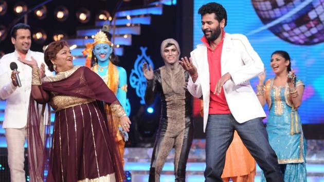 Saroj Khan seen dancing with actor and famed choreographer Prabhu Deva on the show Jhalak Dikhala Jaa . Khan started working as a choreographer with Geeta Mera Naam (1974), but it was while working with Sridevi and Madhuri Dixit in the 80s and 90s that her career touched new heights. Mr India (1987), Nagina (1986), Chandni (1989), Tezaab (1988), and Thanedaar (1990) had some of the memorable songs choreographed by her. (HT Archive) 