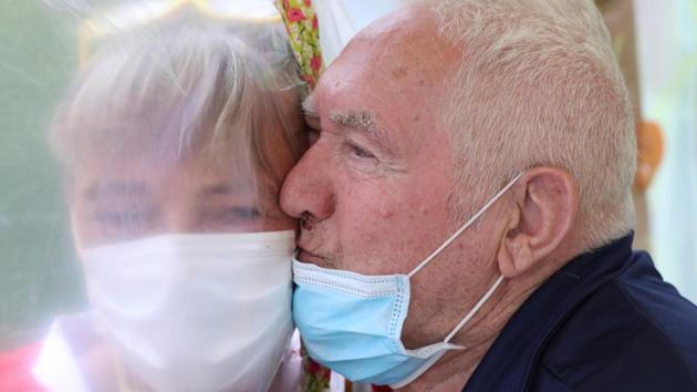 Albert Letellier, 86, a resident at Belgian nursing home "Le Jardin de Picardie" enjoy hugs and cuddles with Marie-Christine Desoer, the director of the residence, through a wall made with plastic sheets to protect against potential coronavirus disease (COVID-19) infection, in Peruwelz, Belgium July 1, 2020. (REUTERS) Albert Letellier, 86, a resident at Belgian nursing home "Le Jardin de Picardie" enjoy hugs and cuddles with Marie-Christine Desoer, the director of the residence, through a wall made with plastic sheets to protect against potential coronavirus disease (COVID-19) infection, in Peruwelz, Belgium July 1, 2020. (REUTERS)