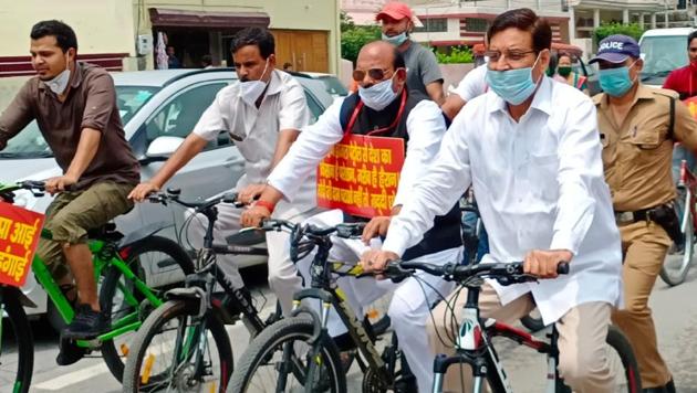 Congress president in Uttarakhand Pritam Singh (extreme right in white) during cycle rally against fuel price hike on Saturday in Dehradun. (HT PHOTO) Congress president in Uttarakhand Pritam Singh (extreme right in white) during cycle rally against fuel price hike on Saturday in Dehradun. (HT PHOTO)