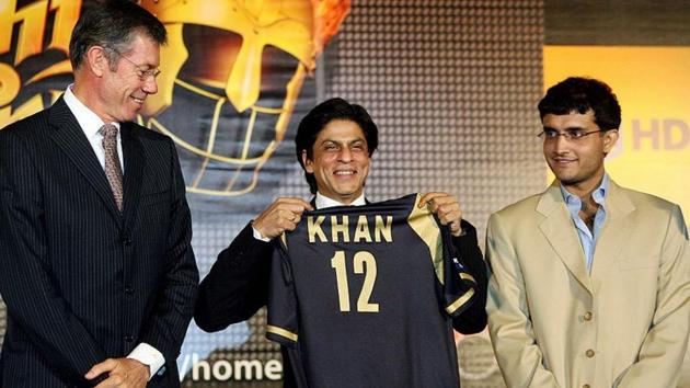 Indian actor and co-owner of the ‘Kolkata’ cricket team, Shahrukh Khan, (C) displays the team jersey watched by captain Sourav Ganguly (R) and coach John Buchanan during a press meet in Kolkata in March of 2008.(Getty Images)