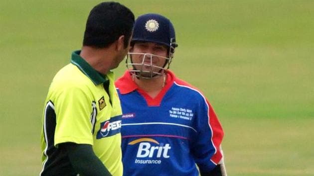 Sachin Tendulkar is greeted by Waqar Younis on his arrival at the crease during a Twenty20 match in 2006.(Getty Images)
