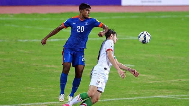 Indian player Pritam Kotal (L) and Iranian player Sardar Azmoun vie for the ball during the Group D FIFA World Cup 2018 qualifying football match between India and Iran.(AFP/Getty Images)