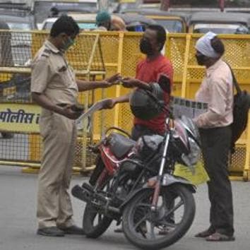 A police personnel checking a commuter’s ID at Malad during lockdown for Covid-19 pandemic in Mumbai.(Satyabrata Tripathy/HT File Photo) A police personnel checking a commuter’s ID at Malad during lockdown for Covid-19 pandemic in Mumbai.(Satyabrata Tripathy/HT File Photo)