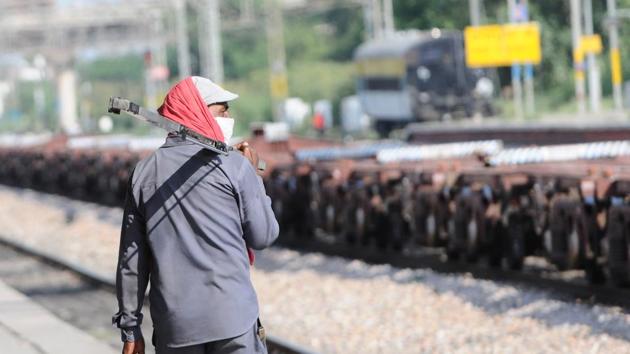 Since 2018, the Railways has notified 72,274 vacancies in safety category and 68,366 in non safety category, taking the total number of vacancies notified to 1,40,640.(Bharat Bhushan/HT file photo)