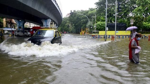 A scene, typical of the monsoon season, from Hindmata in Dadar, Mumbai on July 3. (Anshuman Poyrekar / HT Photo) A scene, typical of the monsoon season, from Hindmata in Dadar, Mumbai on July 3. (Anshuman Poyrekar / HT Photo)