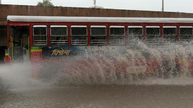 A BEST bus wades through a water logged road on the Sion Panvel highway in Navi Mumbai on July 3. The BMC, for the convenience of citizens, has tweeted out an advisory listing Do’s and Don’t to ensure safety in these times and minimising any adverse risks. (Bachchan Kumar / HT Photo) A BEST bus wades through a water logged road on the Sion Panvel highway in Navi Mumbai on July 3. The BMC, for the convenience of citizens, has tweeted out an advisory listing Do’s and Don’t to ensure safety in these times and minimising any adverse risks. (Bachchan Kumar / HT Photo)