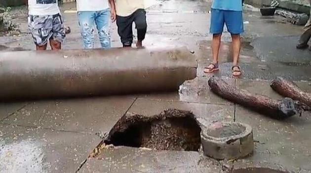 A 20 feet wide patch of Khartan Road in Thane west caved in on Sunday due to heavy rain since morning, making it hollow.(Photo: Praful Gangurde/HT photo)