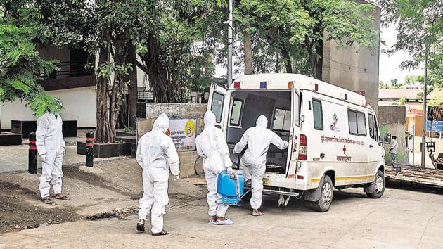 Contract workers at Yerawada crematorium on Saturday. The Pune Municipal Corporation has allotted only six ambulances to transport Covid-19 dead bodies. (Pratham Gokhale/HT Photo) Contract workers at Yerawada crematorium on Saturday. The Pune Municipal Corporation has allotted only six ambulances to transport Covid-19 dead bodies. (Pratham Gokhale/HT Photo)