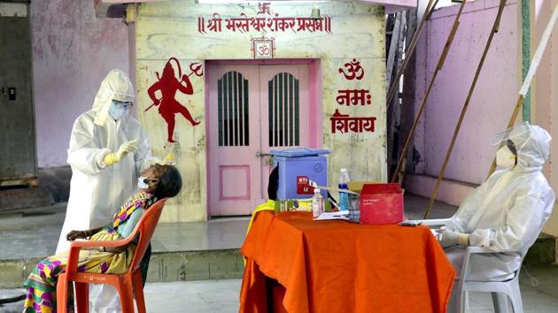 BMC medical staff collect a swab sample from a resident of Laxmi Cottage in Parel, Mumbai. Maharashtra also reported 295 new deaths — the highest reported in a day — on July 4 taking the toll to 8,671. (Anshuman Poyrekar / HT Photo) BMC medical staff collect a swab sample from a resident of Laxmi Cottage in Parel, Mumbai. Maharashtra also reported 295 new deaths — the highest reported in a day — on July 4 taking the toll to 8,671. (Anshuman Poyrekar / HT Photo)