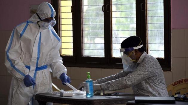 The state also saw 12 coronavirus-related deaths, taking the toll to 218. The 12 deaths were the highest in a day in the state till Sunday, when it was topped by 14 fatalities. (HT PHOTO.) The state also saw 12 coronavirus-related deaths, taking the toll to 218. The 12 deaths were the highest in a day in the state till Sunday, when it was topped by 14 fatalities. (HT PHOTO.)
