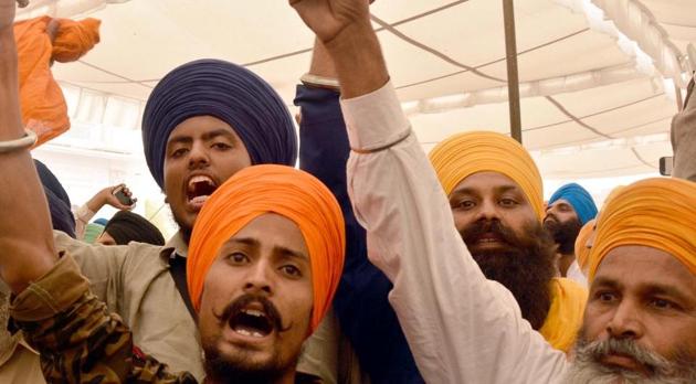 Sikh radical activist rising the pro Khalistan slogans on the 33rd anniversary of Operation Blue Star at Akal Takht sahib, Golden Temple, Amritsar, 2017.(HT File)