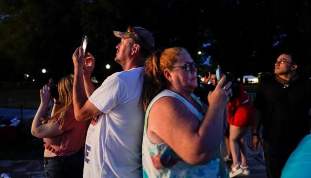People use their phones during Independence Day celebrations in Washington, U.S., July 4, 2020. REUTERS/Joshua Roberts (Reuters Photo) People use their phones during Independence Day celebrations in Washington, U.S., July 4, 2020. REUTERS/Joshua Roberts (Reuters Photo)