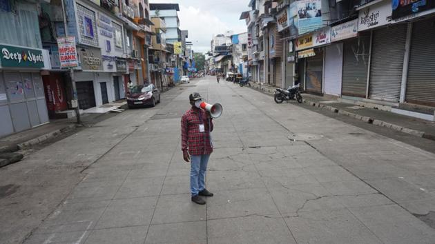 A Thane municipal Corporation employee speaks on a loudspeaker urging citizens to stay at home at Jambli Naka market. Maharashtra’s first one lakh cases took 96 days, while the second took just 22 days. (Praful Gangurde / HT Photo) A Thane municipal Corporation employee speaks on a loudspeaker urging citizens to stay at home at Jambli Naka market. Maharashtra’s first one lakh cases took 96 days, while the second took just 22 days. (Praful Gangurde / HT Photo)