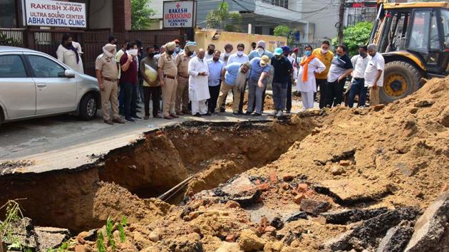 Food and civil supplies minister Bharat Bhushan Ashu inspecting the caved-in of road near Saggu Chowk in Ludhiana on Sunday. (Harsimar Pal Singh/HT) Food and civil supplies minister Bharat Bhushan Ashu inspecting the caved-in of road near Saggu Chowk in Ludhiana on Sunday. (Harsimar Pal Singh/HT)