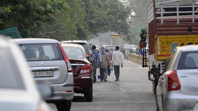 Illegal roadside parking at Sector 27, in Noida. (Sunil Ghosh / Hindustan Times) Illegal roadside parking at Sector 27, in Noida. (Sunil Ghosh / Hindustan Times)