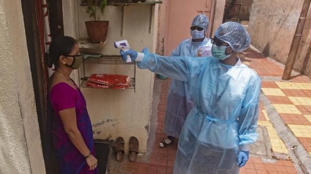 Health workers thermal screen a woman during a door-to-door screening for coronavirus in a slum in Pune, Maharashtra.(Pratham Gokhale/HT Photo) Health workers thermal screen a woman during a door-to-door screening for coronavirus in a slum in Pune, Maharashtra.(Pratham Gokhale/HT Photo)