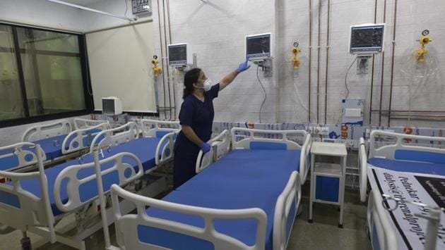 A view inside a COVID-19 quarantine centre at DNA Hospital in Malad (East), Mumbai. While in Maharashtra’s rural areas, the local administration have been asked to increase the number of beds with adequate oxygen facilities as per recent central government guidelines. (Satyabrata Tripathy / HT Photo) A view inside a COVID-19 quarantine centre at DNA Hospital in Malad (East), Mumbai. While in Maharashtra’s rural areas, the local administration have been asked to increase the number of beds with adequate oxygen facilities as per recent central government guidelines. (Satyabrata Tripathy / HT Photo)