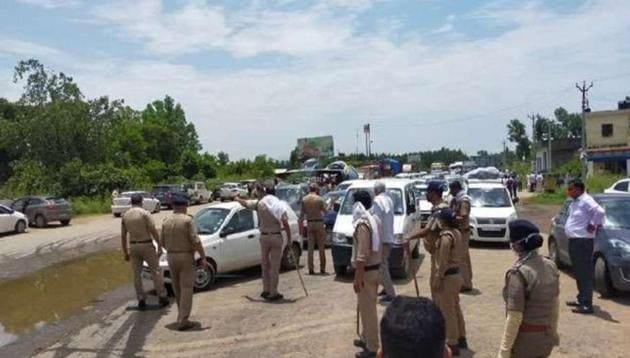 Uttarakhand Police check vehicles being checked at the interstate border in Haridwar to ensure no kanwariya travels to the state. (HT PHOTO)