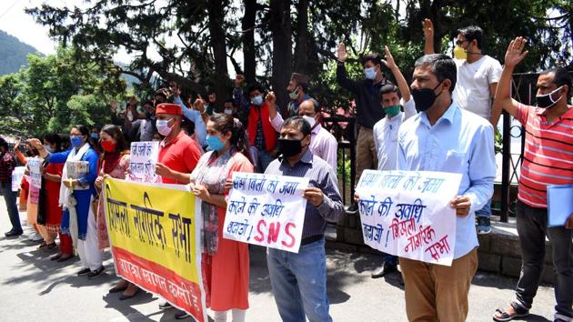 The members of the Shimla Nagrik Sabha during a protest in Shimla on Monday.(Deepak Sansta /HT)