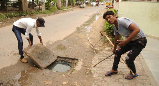 sanitation workers often enter sewers through manholes to clear blockages. (Representative image/HT PHOTO) sanitation workers often enter sewers through manholes to clear blockages. (Representative image/HT PHOTO)