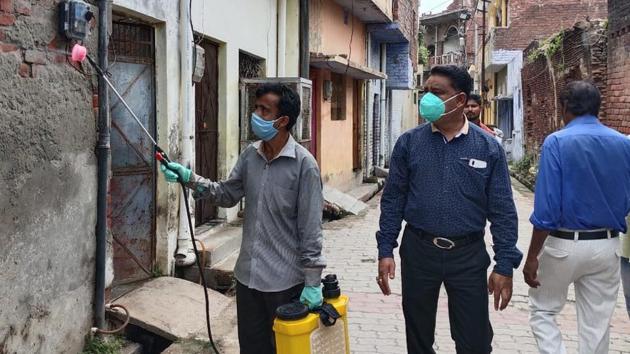 A Lucknow Municipal Corporation (LMC) worker sprays disinfectant while sanitizing an area, in Kashmiri Mohalla, Lucknow, Uttar Pradesh on Sunday. (Dheeraj Dhawan/HT Photo) A Lucknow Municipal Corporation (LMC) worker sprays disinfectant while sanitizing an area, in Kashmiri Mohalla, Lucknow, Uttar Pradesh on Sunday. (Dheeraj Dhawan/HT Photo)