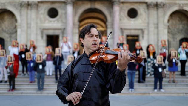 A violinist performs during a protest by Paris tour guides in the Louvre museum courtyard on July 6. Although most of the museum’s most popular draws, like the ‘Mona Lisa’ and its vast antiquities collection will be accessible, other galleries where social distancing is more difficult will remain closed. (Christian Hartmann / REUTERS) A violinist performs during a protest by Paris tour guides in the Louvre museum courtyard on July 6. Although most of the museum’s most popular draws, like the ‘Mona Lisa’ and its vast antiquities collection will be accessible, other galleries where social distancing is more difficult will remain closed. (Christian Hartmann / REUTERS)