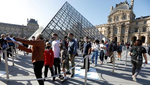 Visitors queue in front of the Louvre Pyramid designed by Chinese-born US architect Ieoh Ming Pei in Paris on July 6. To avoid bottlenecks, arrows will guide visitors through the labyrinth of galleries, with doubling back banned. (Charles Platiau / REUTERS) Visitors queue in front of the Louvre Pyramid designed by Chinese-born US architect Ieoh Ming Pei in Paris on July 6. To avoid bottlenecks, arrows will guide visitors through the labyrinth of galleries, with doubling back banned. (Charles Platiau / REUTERS)
