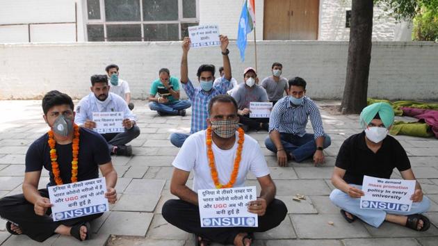 Members of NSUI protesting outside Congress Bhawan, Sector 35, in Chandigarh on Tuesday. (Keshav Singh/HT) Members of NSUI protesting outside Congress Bhawan, Sector 35, in Chandigarh on Tuesday. (Keshav Singh/HT)