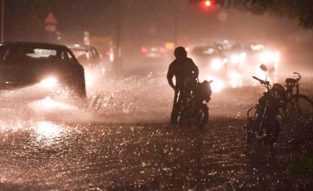 Commuters braving the heavy rain that lashed Chandigarh on Tuesday night. (Keshav Singh/HT) Commuters braving the heavy rain that lashed Chandigarh on Tuesday night. (Keshav Singh/HT)