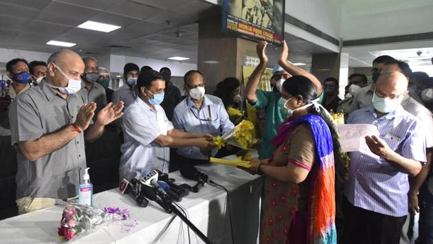 Delhi CM Arvind Kejriwal and Deputy CM Manish Sisodia hand over discharge slips to the 1,000th recovering Covid-19 patients at the Rajiv Gandhi Super Specialty Hospital on July 6, 2020. An increase in the number of cases in June and a policy revision —wherein a Covid-19 patient can be discharged 10 days after the onset of symptoms or three days after recovery—are likely reasons for the increased recovery rate, HT reported. (Sonu Mehta / HT Photo) Delhi CM Arvind Kejriwal and Deputy CM Manish Sisodia hand over discharge slips to the 1,000th recovering Covid-19 patients at the Rajiv Gandhi Super Specialty Hospital on July 6, 2020. An increase in the number of cases in June and a policy revision —wherein a Covid-19 patient can be discharged 10 days after the onset of symptoms or three days after recovery—are likely reasons for the increased recovery rate, HT reported. (Sonu Mehta / HT Photo)