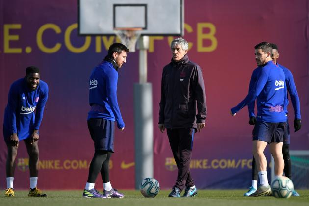 Barcelona's new coach, Spaniard Quique Setien (3L), talks with Barcelona's Argentine forward Lionel Messi (2L) during a training session at the Joan Gamper Sports City training ground in Sant Joan Despi on January 18, 2020. (Photo by LLUIS GENE / AFP) (AFP) Barcelona's new coach, Spaniard Quique Setien (3L), talks with Barcelona's Argentine forward Lionel Messi (2L) during a training session at the Joan Gamper Sports City training ground in Sant Joan Despi on January 18, 2020. (Photo by LLUIS GENE / AFP) (AFP)