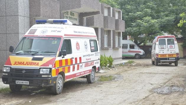 An ambulance driver allegedly left the critically ill Covid-19 patient in the hospital’s parking lot.(Representative image/HT PHOTO)