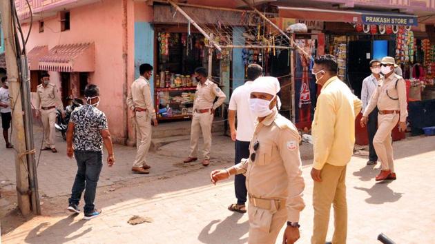 Forty-two Jharkhand policemen who raided an illegal liquor factory in Koderma district have been quarantined after an accused tested positive for Covid-19.(Representative image/HT PHOTO) Forty-two Jharkhand policemen who raided an illegal liquor factory in Koderma district have been quarantined after an accused tested positive for Covid-19.(Representative image/HT PHOTO)
