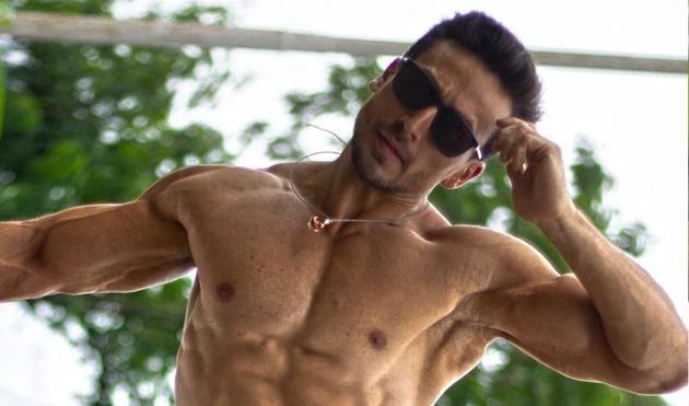 Anupam Kher left a funny comment on Tiger Shroff’s shirtless photo.