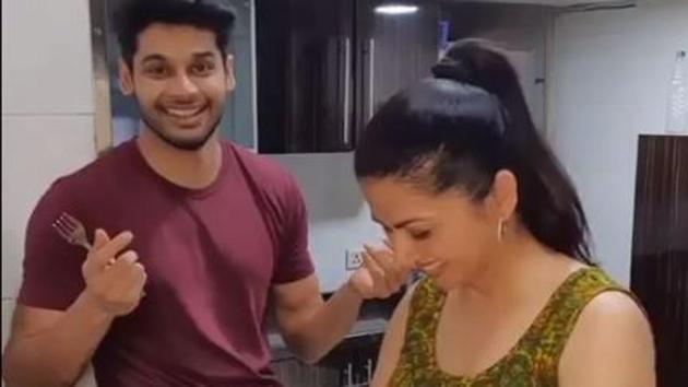 Abhimanyu Dassani and Bhagyashree have been cooking together.