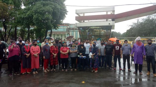 Parents protesting outside Jesus Sacred Heart School in Ludhiana on Wednesday. (HT PHOTO) Parents protesting outside Jesus Sacred Heart School in Ludhiana on Wednesday. (HT PHOTO)