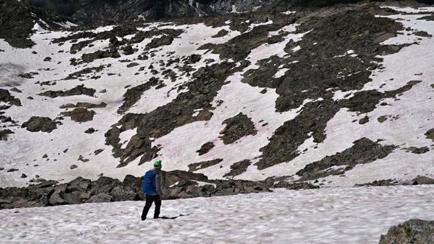 Giving AFP a final insight into his research, Di Mauro said, “We are trying to quantify the effect of other phenomena besides the human one on the overheating of the Earth,” noting that the presence of hikers and ski lifts could also have an impact on the algae. (Miguel Medina / AFP)