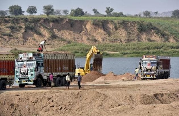 An inquiry committee in October last year had reported that around 9 lakh metric tones of sand and earth were dug out from the fields of 51 farmers in Saini Majra.(Representative photo) An inquiry committee in October last year had reported that around 9 lakh metric tones of sand and earth were dug out from the fields of 51 farmers in Saini Majra.(Representative photo)
